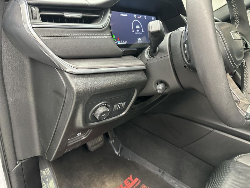 Used 2023 Jeep Grand Cherokee OverlandImage 4