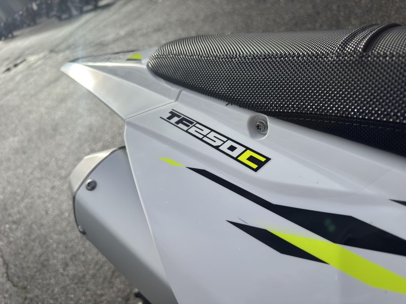 2026 Triumph TF 250 - C - JET BLACK - PURE WHITE 