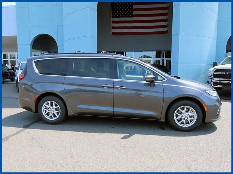 2022 Chrysler Pacifica Touring LImage 2