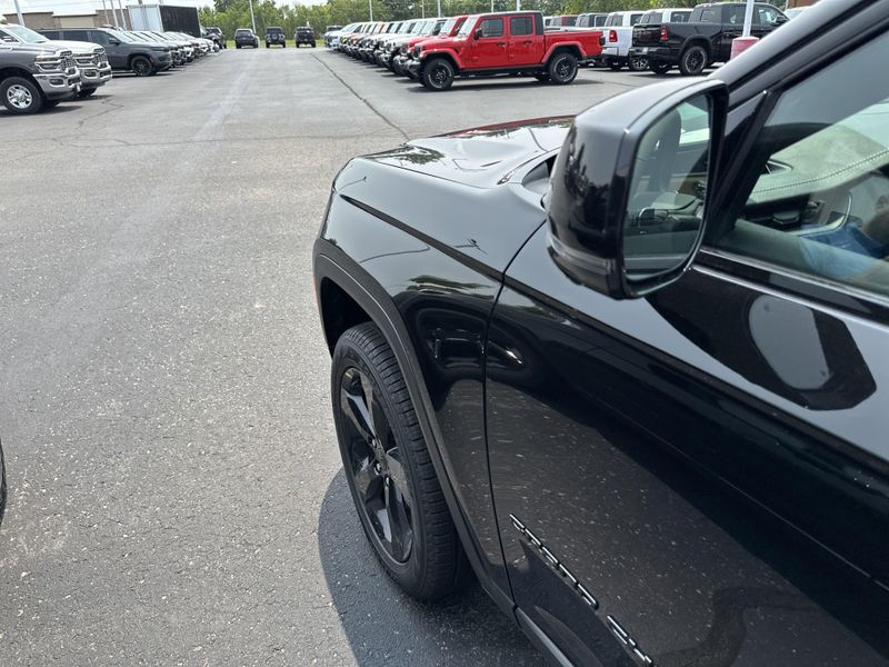 2025 Jeep Grand Cherokee L Limited 4x4Image 11