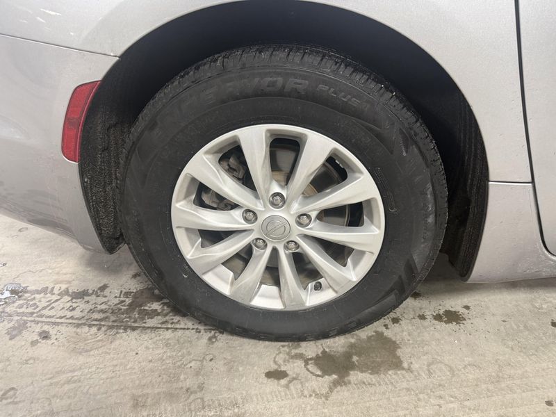 Used 2018 Chrysler Pacifica Touring LImage 8