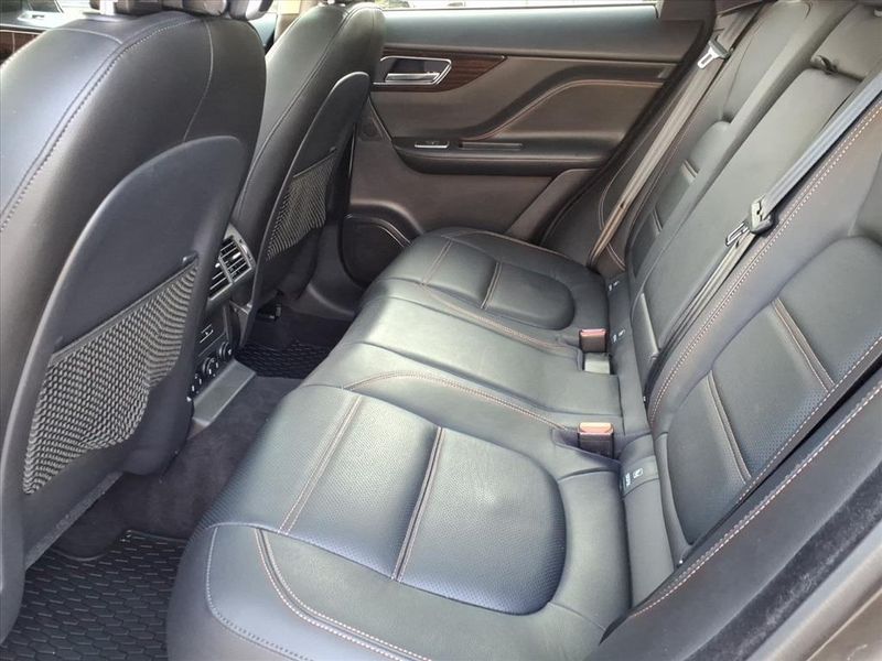 Used 2020 Jaguar F-PACE 25t PrestigeImage 17