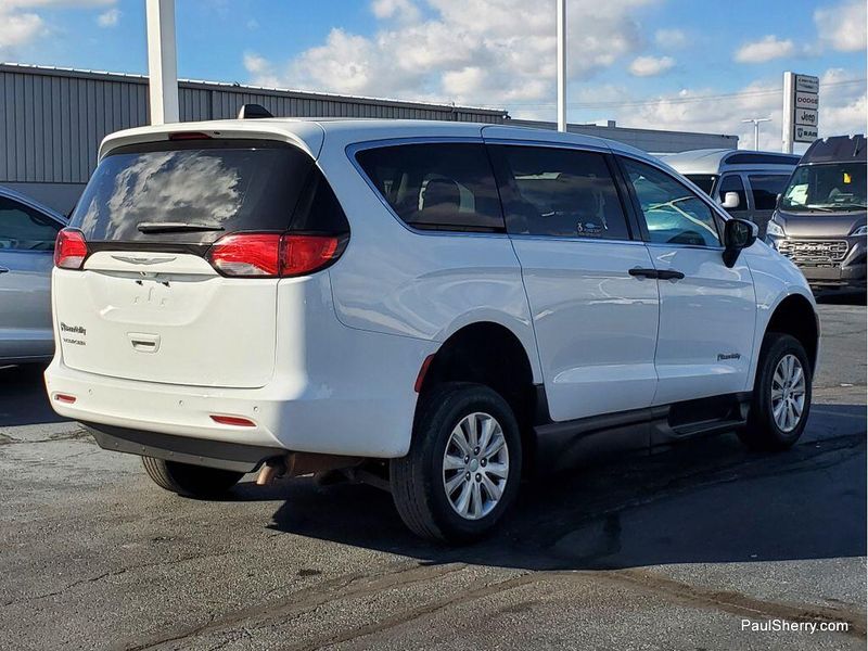 2020 Chrysler Voyager L photo 3