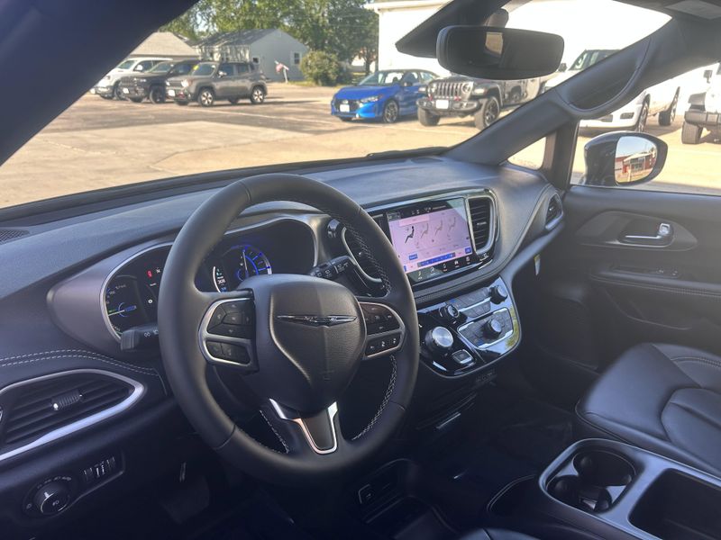 2025 Chrysler Pacifica Hybrid SelectImage 12