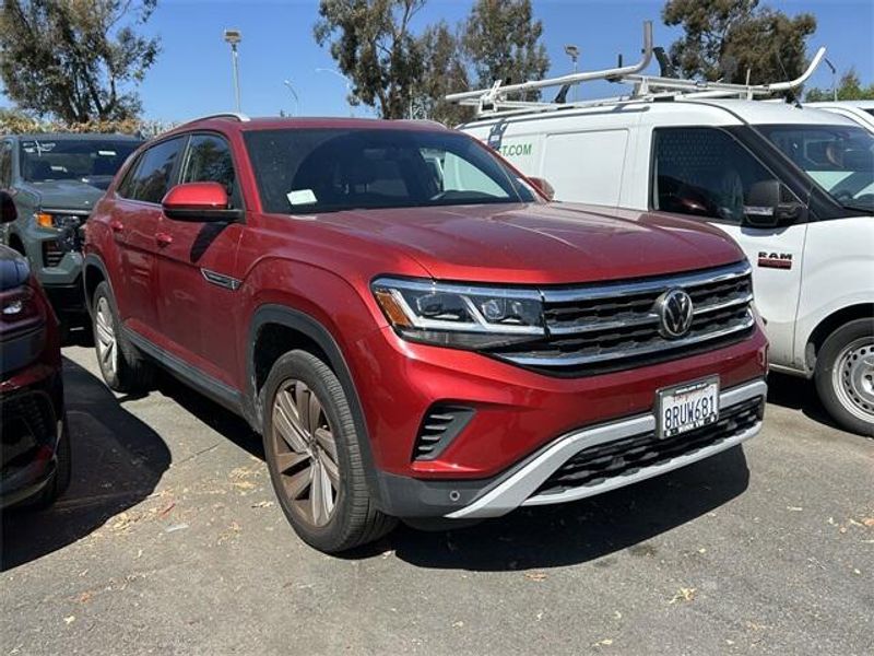 2020 Volkswagen Atlas Cross Sport SE photo 2