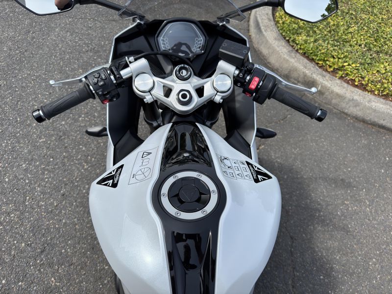 2025 Triumph Daytona 660 - SNOWDONIA WHITE - SAPPHIRE BLACK 