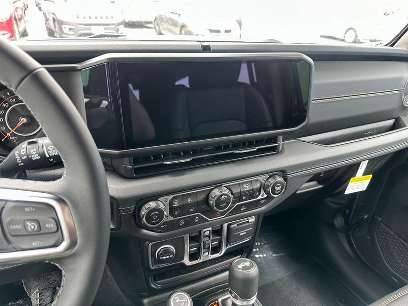 2025 Jeep Wrangler 4-door SaharaImage 3