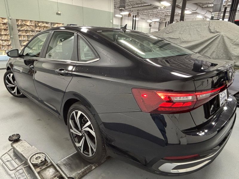 Used 2025 Volkswagen Jetta SELImage 9