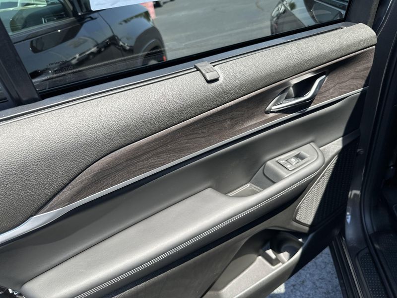 New 2025 Jeep Grand Cherokee L Limited 4x4Image 16