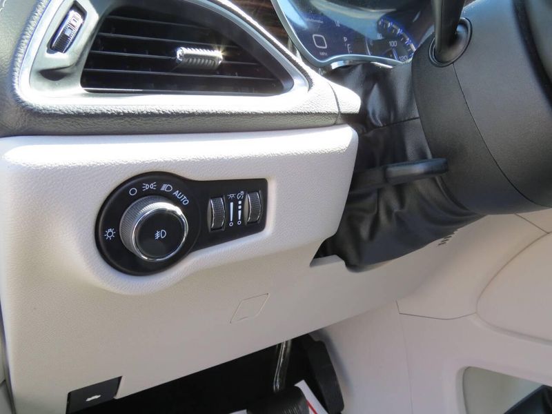 Used 2024 Chrysler Pacifica Limited 4dr Mini VanImage 11