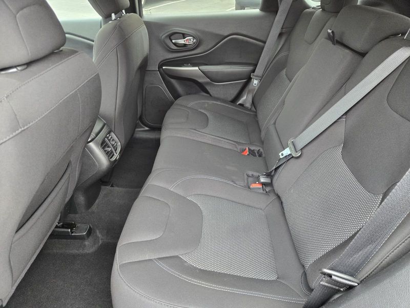 Used 2021 Jeep Cherokee Latitude FWD