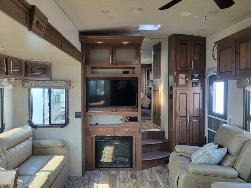 Used 2022 ARCTIC FOX 29-5K Image 12