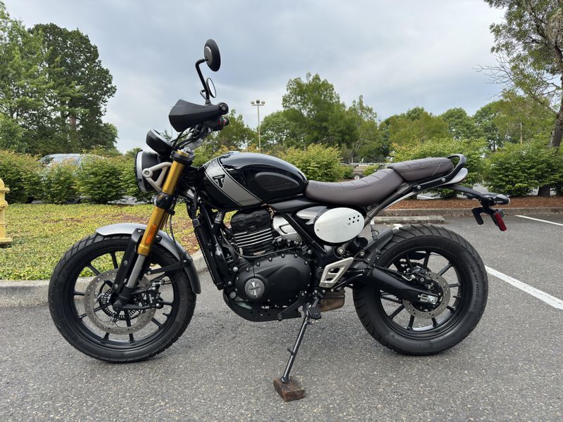 2025 Triumph SCRAMBLER 400 X - PHANTOM BLACK - SILVER ICE 