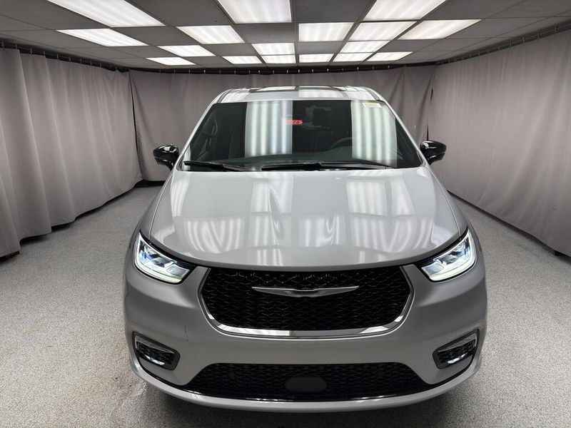 New 2026 Chrysler Pacifica Limited AwdImage 5