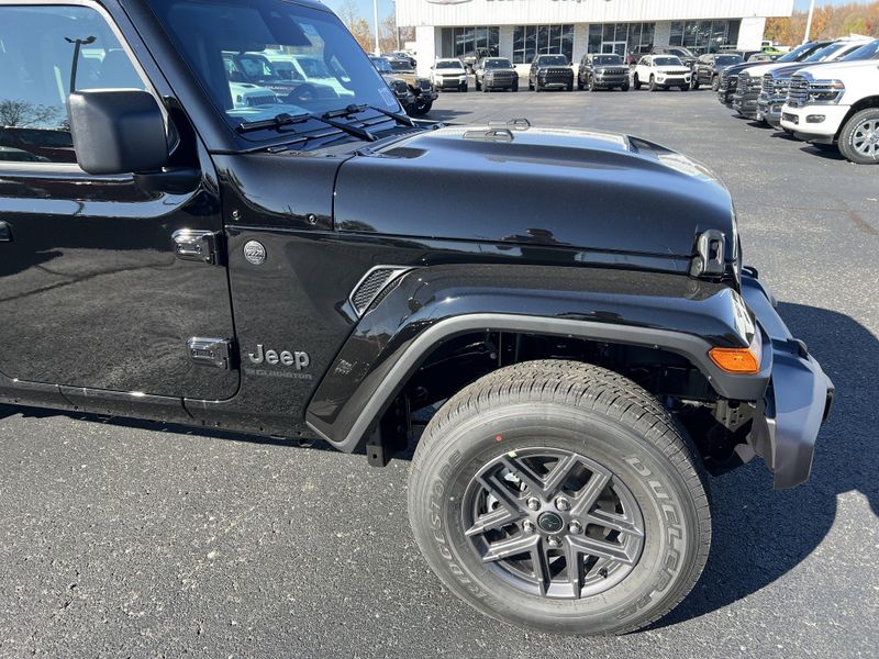 New 2026 Jeep Gladiator Sport S 4x4Image 4