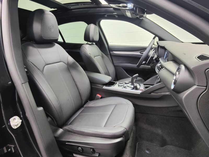 New 2025 Alfa Romeo Stelvio AwdImage 4