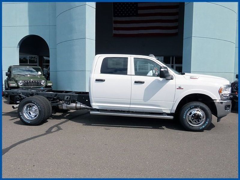 2024 RAM 3500 Chassis Cab TradesmanImage 2