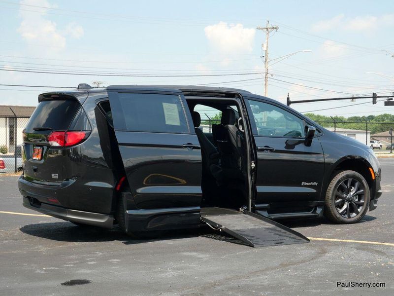 2019 Chrysler Pacifica Touring L Plus SImage 9