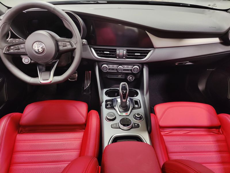 Used 2026 Alfa Romeo Giulia Q4 AWD w/SunroofImage 16