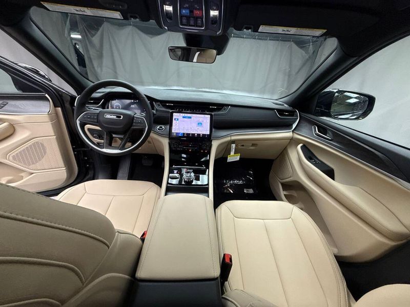 New 2025 Jeep Grand Cherokee Limited 4x4Image 8