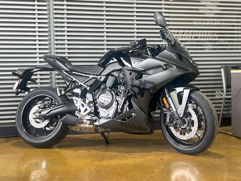 2025 Suzuki GSX-8R Image 1