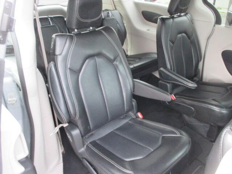 Used 2024 Chrysler Pacifica Touring LImage 26