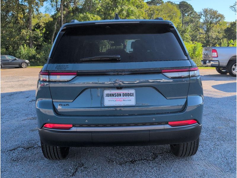 New 2027 Jeep Grand Cherokee Limited 4x4Image 4