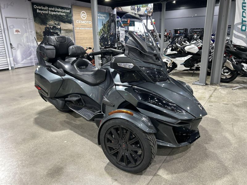 2018 Can-Am SPYDER RT-SE6  in a GREY exterior color. Del Amo Motorsports of Redondo Beach (424) 390-7811 delamomotorsports.com 