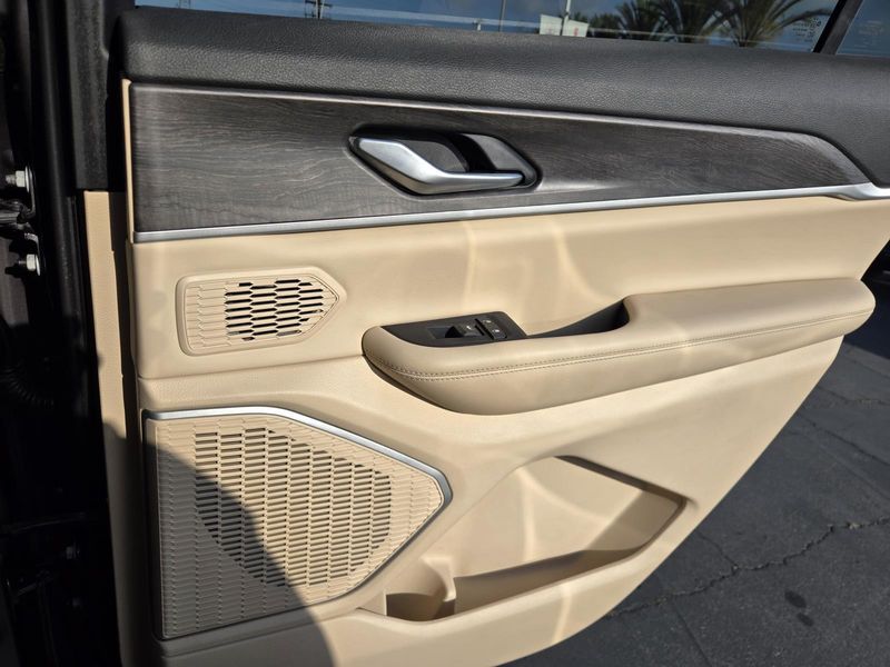 Used 2023 Jeep Grand Cherokee L Limited 4x2
