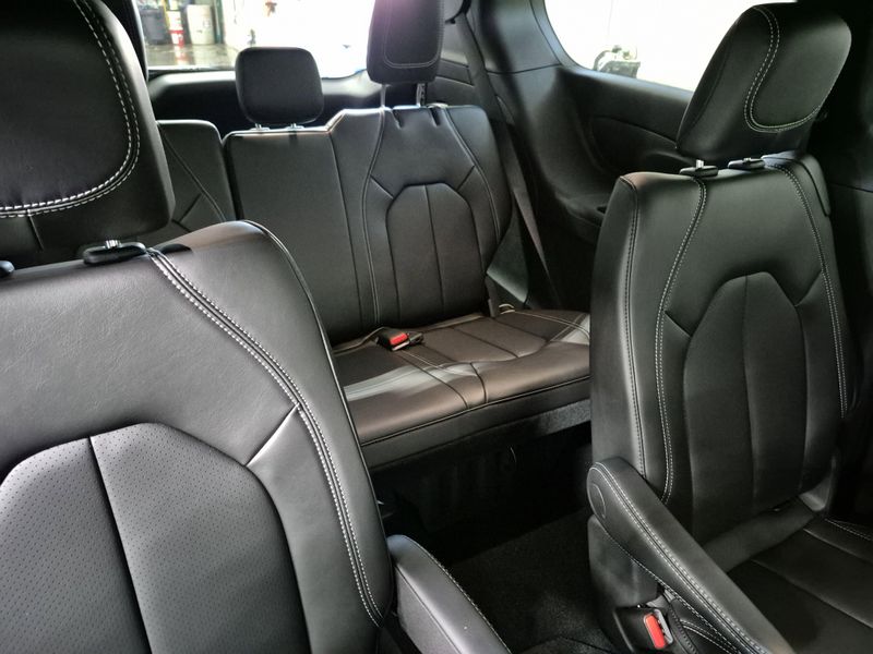 New 2025 Chrysler Pacifica SelectImage 8