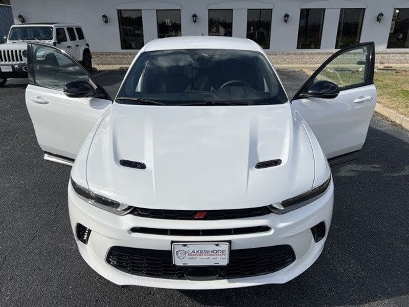 2024 Dodge Hornet R/T Eawd in a Q Ball exterior color and Blackinterior. Lakeshore CDJR Seaford 302-213-6058 lakeshorecdjr.com 