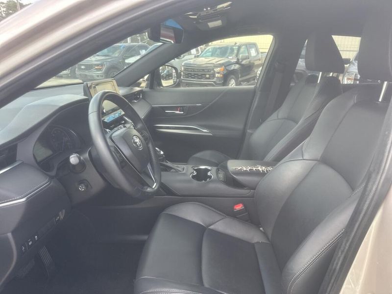 Used 2022 Toyota Venza XLEImage 9