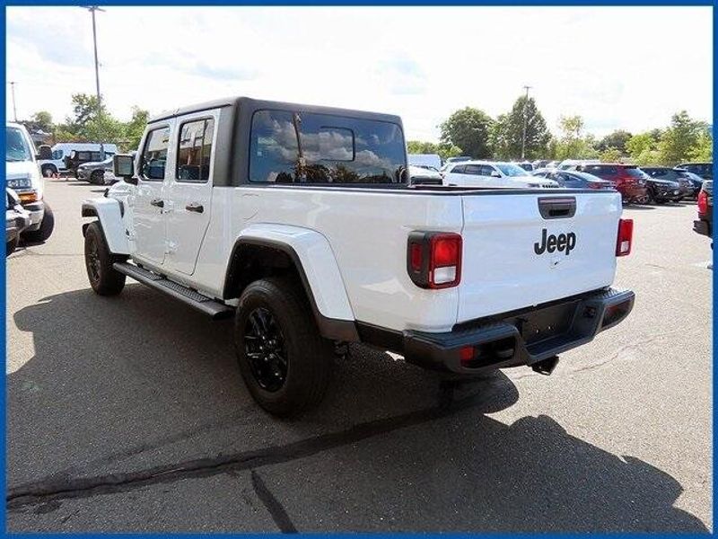 2022 Jeep Gladiator Altitude photo 5