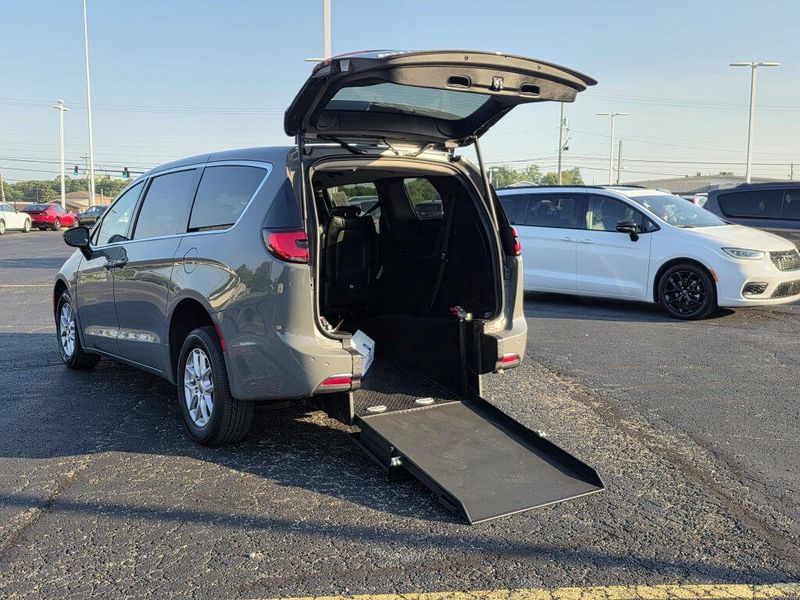Used 2025 Chrysler Pacifica Select