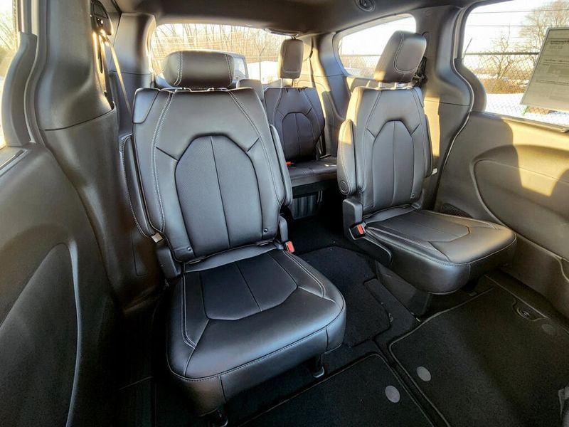 New 2026 Chrysler Pacifica Select