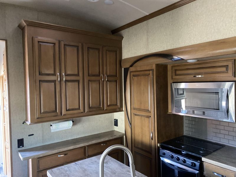 Used 2018 FOREST RIVER CEDAR CREEK 38 FLX Image 17