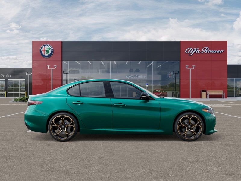 New 2025 Alfa Romeo Giulia Intensa AwdImage 32