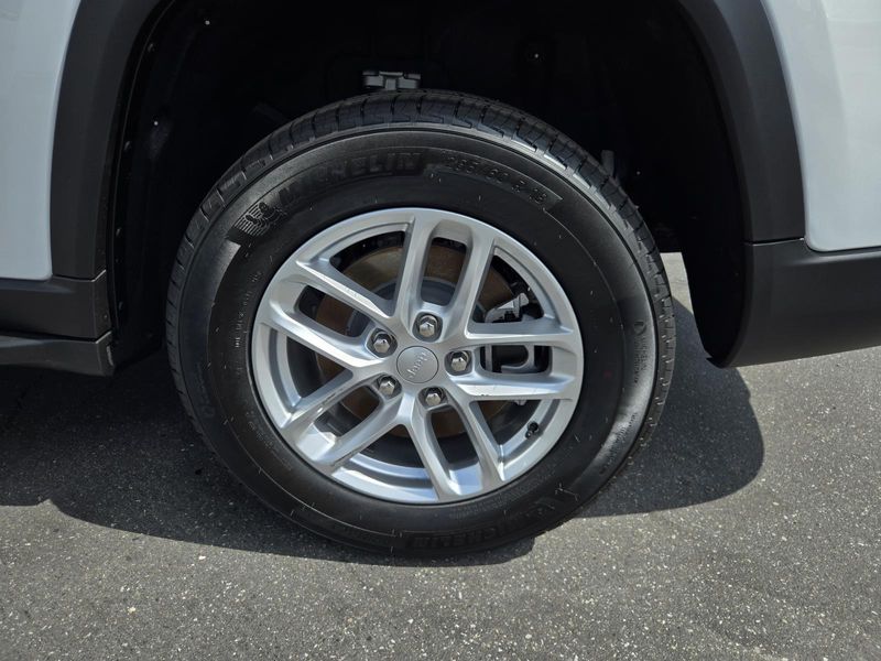 New 2026 Jeep Grand Cherokee L Laredo X 4x2