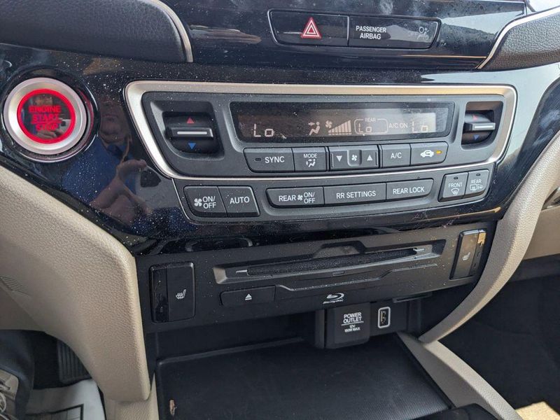 2022 Honda Pilot Touring 7-Passenger in a Platinum White Pearl exterior color and Beigeinterior. Johnson Dodge 601-693-6343 pixelmotiondemo.com 