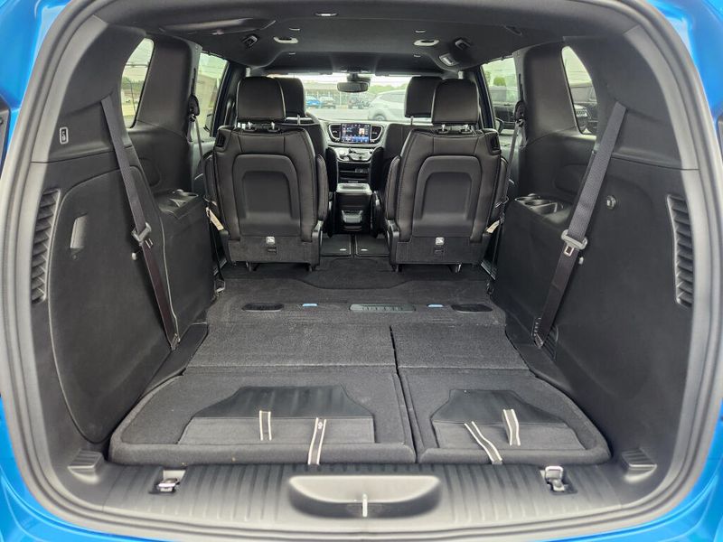 New 2027 Chrysler Pacifica Select