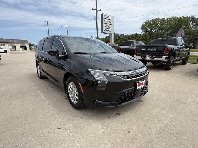 New 2027 Chrysler Pacifica SelectImage 31