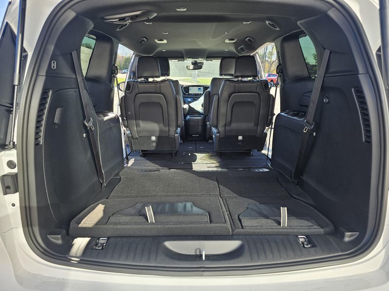 New 2026 Chrysler Pacifica Select AwdImage 11