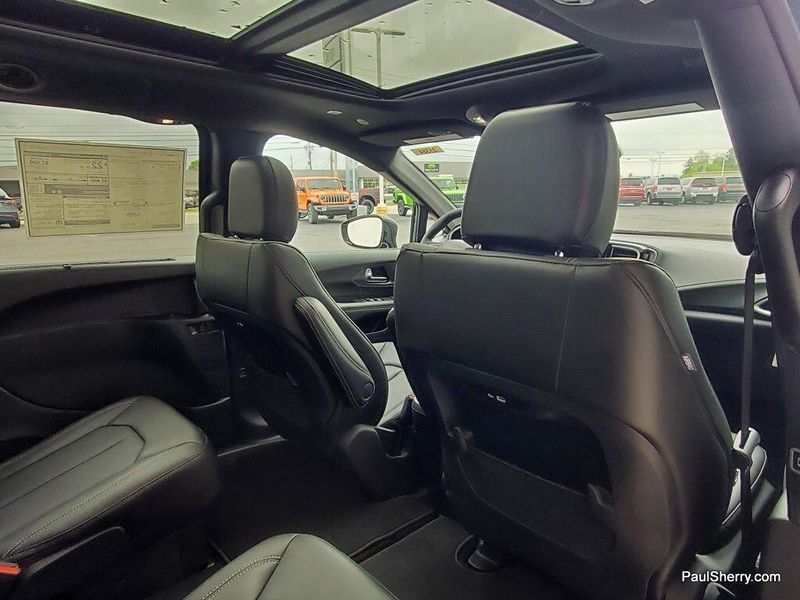 2025 Chrysler Pacifica SelectImage 26