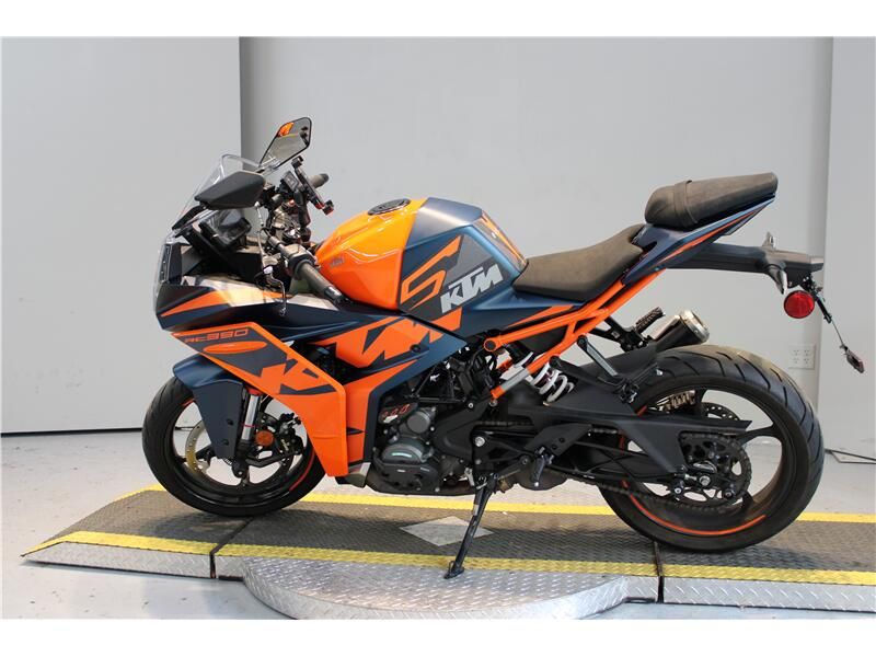 2022 KTM RC 390 Image 2