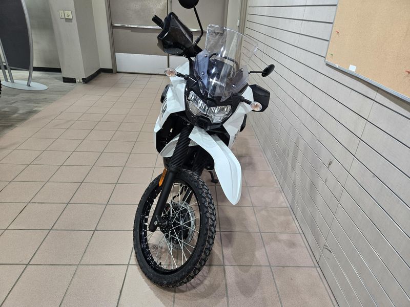 2025 Kawasaki KLR 650 PEARL CRYSTAL WHITE AND METALLIC CARBON GRAYImage 4