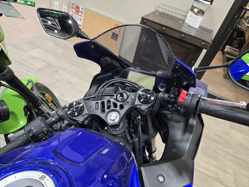 USED 2024 YAMAHA YZFR3 ABS Image 4