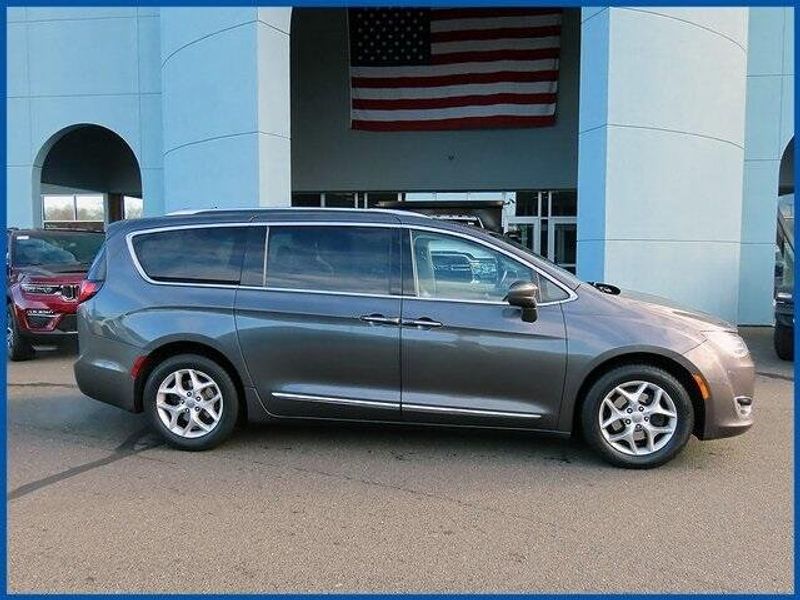 2018 Chrysler Pacifica Touring LImage 2