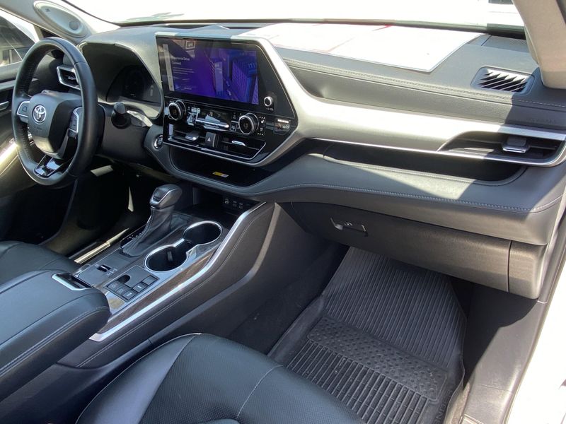 New 2023 Toyota Highlander PlatinumImage 9