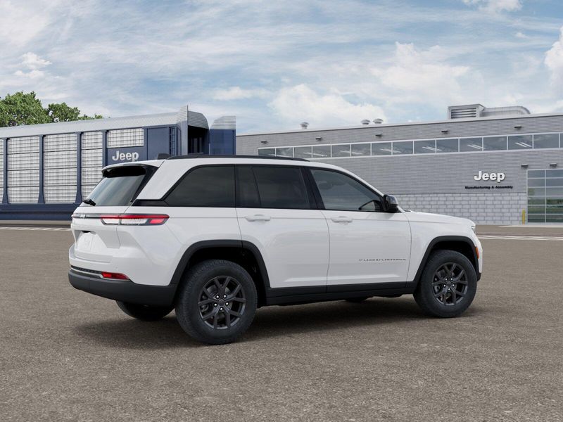 New 2027 Jeep Grand Cherokee Laredo X 4x2Image 4