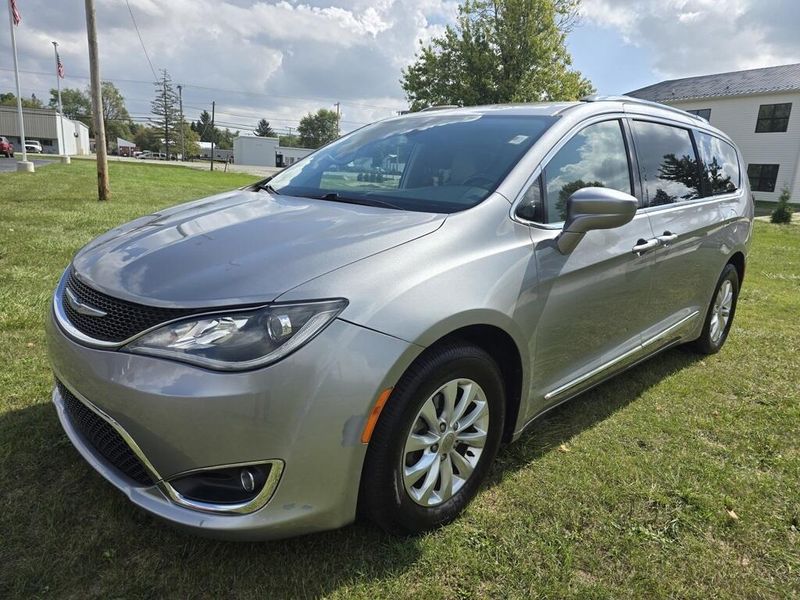 2018 Chrysler Pacifica Touring Plus photo 3